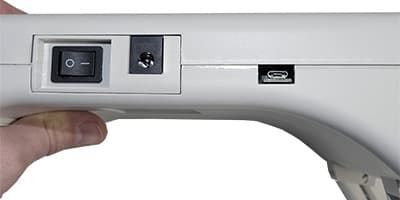 Правая сторона Орион-100Ф: кнопка включения, порт питания и порт micro-USB